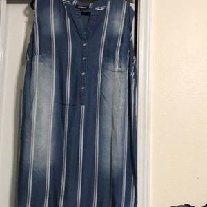 Sleeveless blue and white stripped dress with buttons, midi and round hem